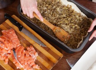 Горбуша с луком и морковью в духовке