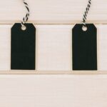 Маркировка товара: навесная бирка, этикетка или ярлык — что это?