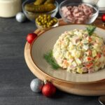 Зимний салат с колбасой и солеными огурцами