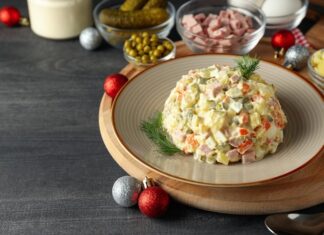 Зимний салат с колбасой и солеными огурцами