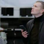 Человек в черном списке: что он слышит?