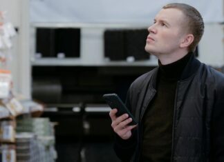 Человек в черном списке: что он слышит?