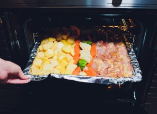 Запекание мяса с картошкой в пакете в духовке