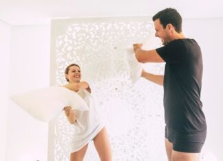 К чему снится клеить обои женщине