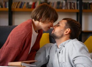 Сны о поцелуях и объятиях с мужчиной: толкование