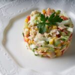 Салат из крабовых палочек и кальмаров с яйцом