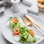 Салат со свежей капустой, копченой колбасой и огурцом