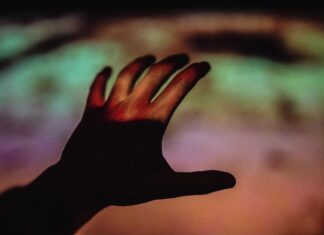 Чешется правая ладонь в субботу ночью: народные приметы