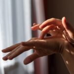 Заголовок: «Чешутся пальцы на левой руке у девушки: народные приметы и суеверия»