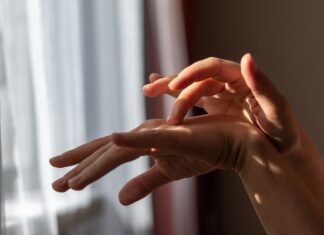 Заголовок: «Чешутся пальцы на левой руке у девушки: народные приметы и суеверия»