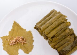 Виноградные листья с мясной начинкой: как называется это блюдо?