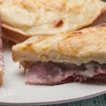 Ветчина с сыром в слоеном тесте в духовке