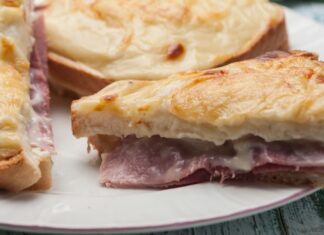 Ветчина с сыром в слоеном тесте в духовке