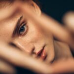 Родинка на брови: значение и поверья