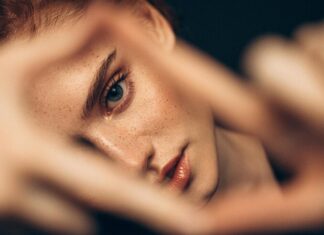 Родинка на брови: значение и поверья