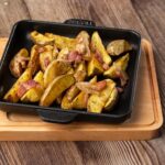 Картошка и сосиски: быстрый ужин на сковороде