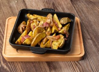 Картошка и сосиски: быстрый ужин на сковороде