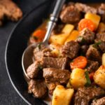 Мясо с луком и морковью в подливке на сковороде