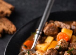 Мясо с луком и морковью в подливке на сковороде