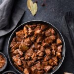 Бефстроганов из говяжьей печени со сметаной на сковороде