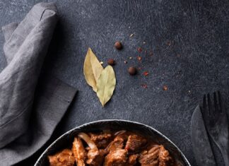 Бефстроганов из говяжьей печени со сметаной на сковороде