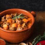 Картофельно-мясное блюдо в горшочках в духовке