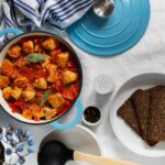 Гуляш из курицы с подливкой на сковороде