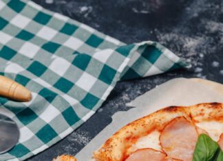 Пицца с колбасой, сыром и помидорами в духовке