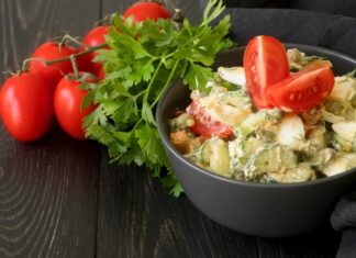 Огуречно-помидорный салат с майонезом и луком