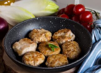 Приготовление стожков из фарша с картошкой в духовке