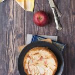 Пышная шарлотка с яблоками на кефире в духовке