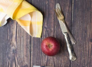 Пышная шарлотка с яблоками на кефире в духовке