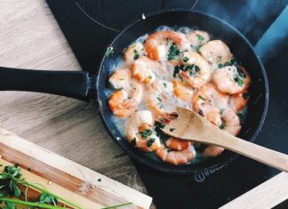 Креветки в томатном соусе с чесноком