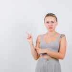 Примета чешется указательный палец на правой руке у женщин