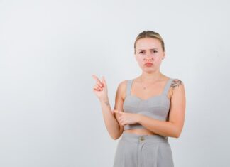 Примета чешется указательный палец на правой руке у женщин
