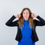 Горит правое ухо у девушки в субботу: народные приметы