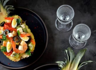 Салат с сыром, ананасом, чесноком и курицей