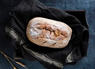 Простой рецепт черного хлеба в духовке