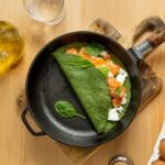 Лаваш с ветчиной и сыром в яйце на сковороде