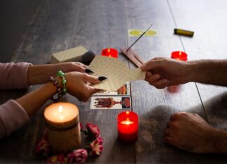 Гадание на рунах: как узнать о чувствах мужчины на расстоянии