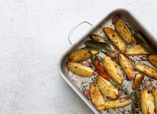 Картошка с курицей в духовке на протвине