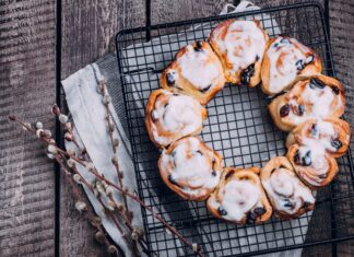 Дрожжевой сахарный пирог со сливками