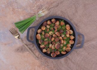 Тушеная капуста с сосисками на сковороде