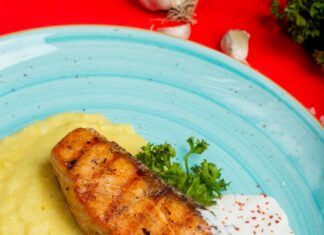 Куриное филе с сыром и майонезом в духовке