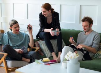 Игры для троих: веселье дома с друзьями