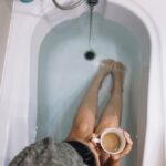 Вода в ванной на полу: толкование сна