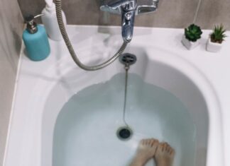 Вода в ванной на полу: толкование сна