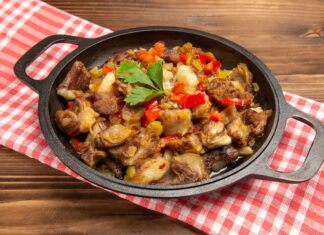 Тушеная капуста со свининой и картошкой в казане