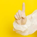 Чешется средний палец на левой руке: причины и толкования