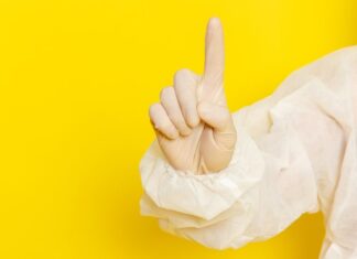 Чешется средний палец на левой руке: причины и толкования